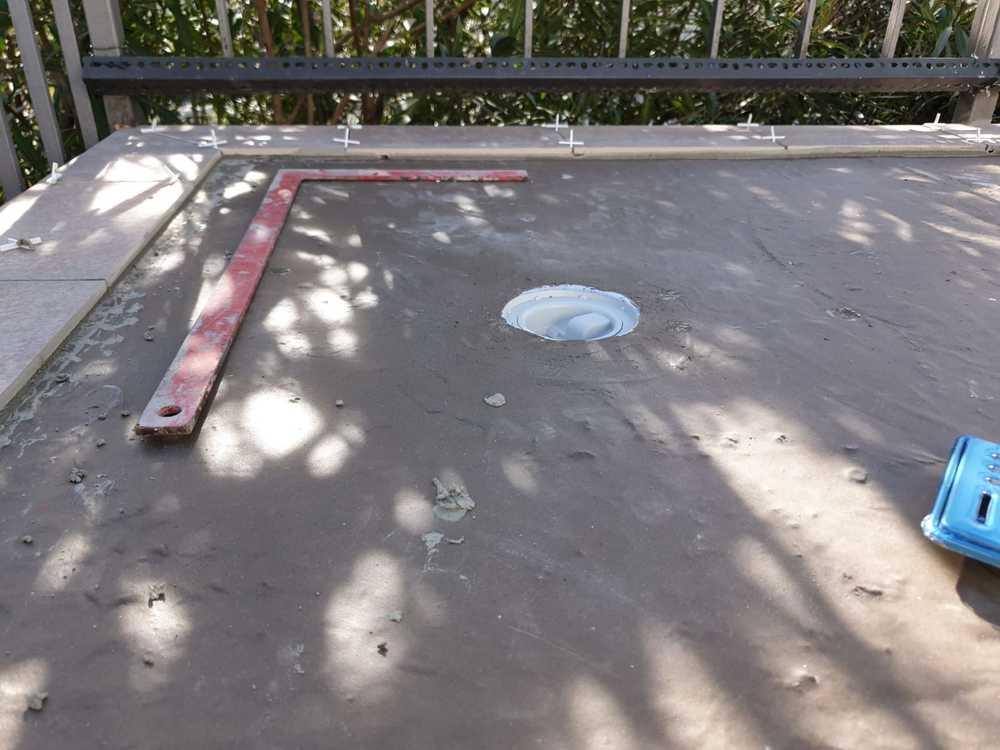 Guaina liquida sotto piastrella, chi la posa?