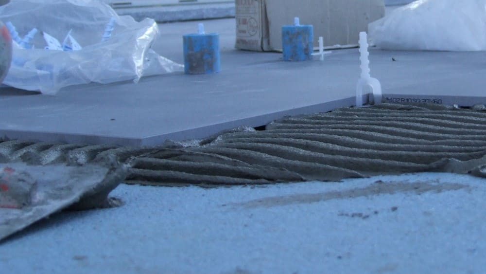 Posa del gres porcellanato su un pavimento esistente