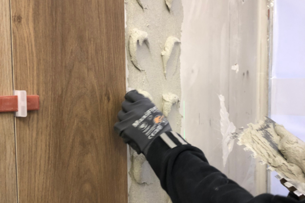 Norma UNI 11493: progettare e posare il rivestimento ceramico a regola d’arte