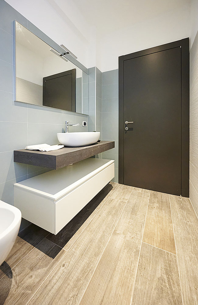 Ristrutturazione-interno-bagno-gres-effetto-legno-realizzazione-Conca